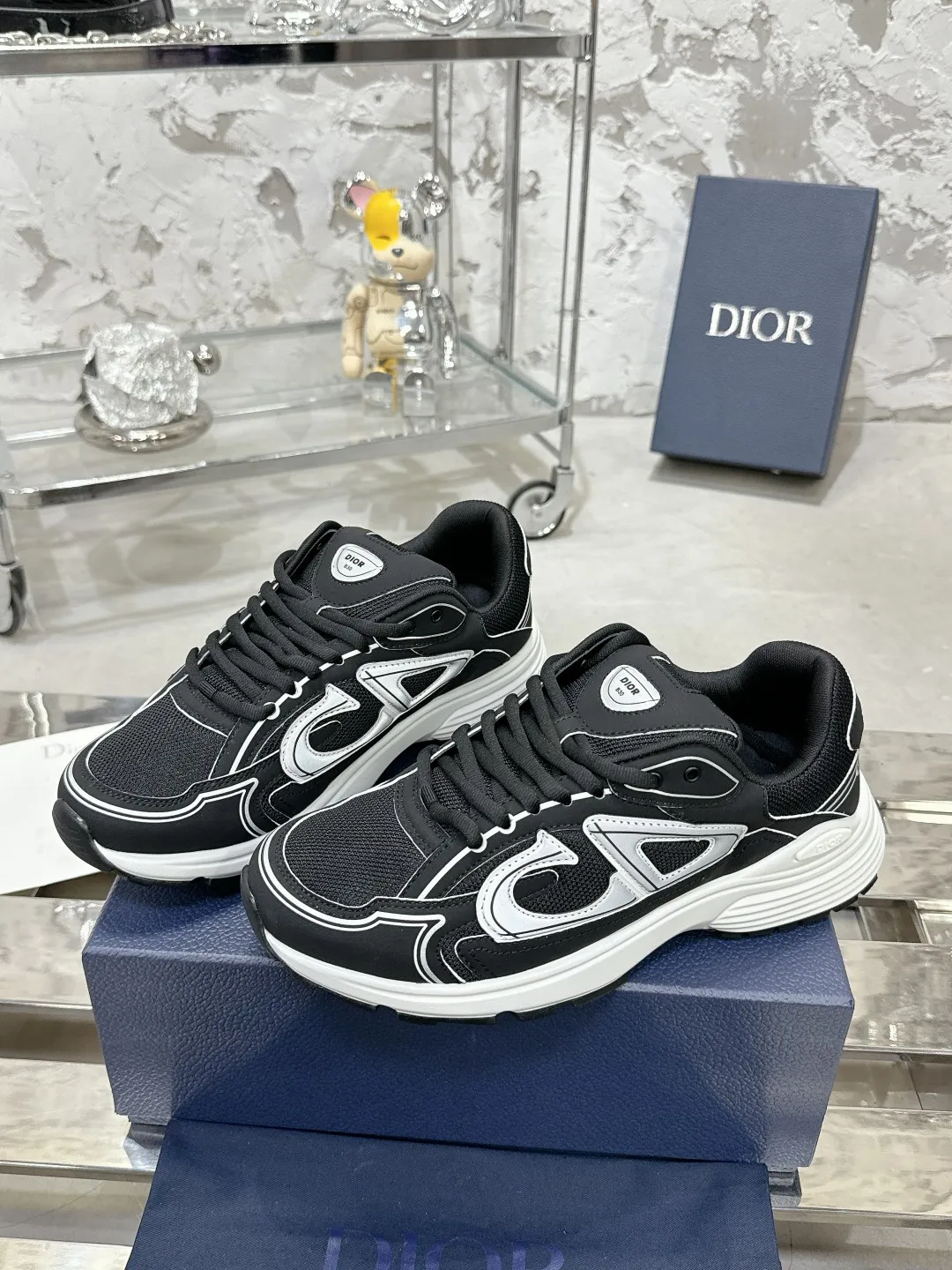 Men's men's shoes 💰600❤️❤️❤️High version Dior Dior's latest color matching B30 series reflective dad sneakers original 17380💰 purchased for development and production Brand new B30 sneakers Dad Shoes style shoes that follow the trend of the retro market The Dior logo on the tongue also indicates that this pair of shoes is the B30 model! B30 uses fine-textured leather and mesh cloth materials to form a shoe body. There are conspicuous letters CD on both sides of the shoe body to indicate identity. Many lines on the shoe body outline details to make the shoes look less monotonous and full of retro flavor. The delivery counter is exquisitely packaged🛍📦 ▪️Fabric: Original customized technical fabric + mesh ▪️Inner lining: Customized breathable lining ▪️Outsole: Original molded IP foam + TPU outsole ▪️Sole thickness: 3.5CM ▪️Size: Women’s size 35-40 / Men’s size 39-46